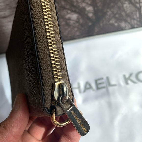 *SOLD* Michael Kors Zip Around Smartphone Wristlet - Picture 3 of 4